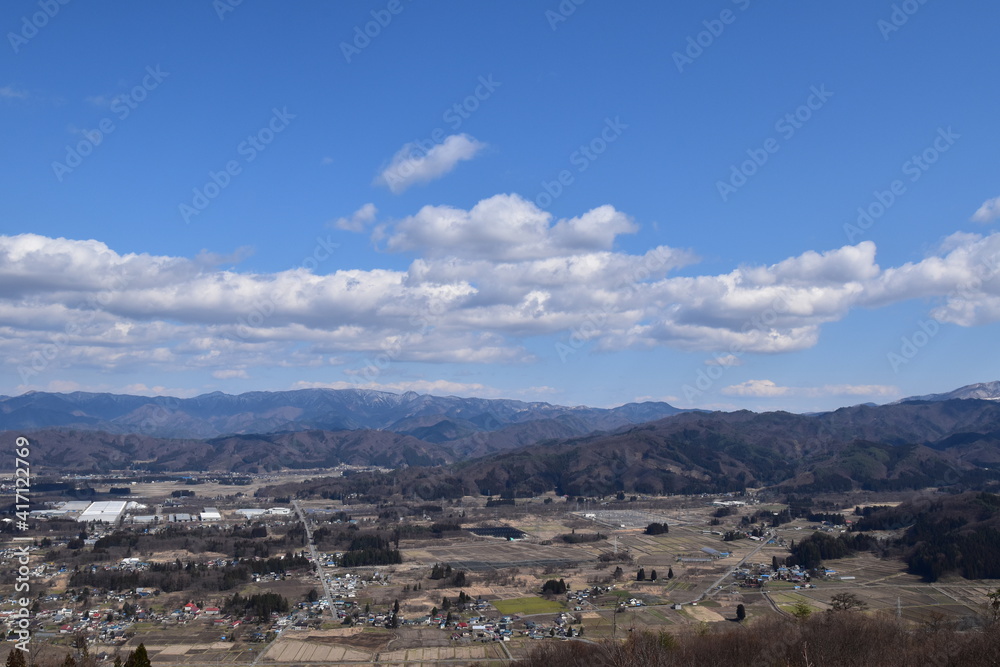 Obraz premium 春が来たばかりの町外れの風景