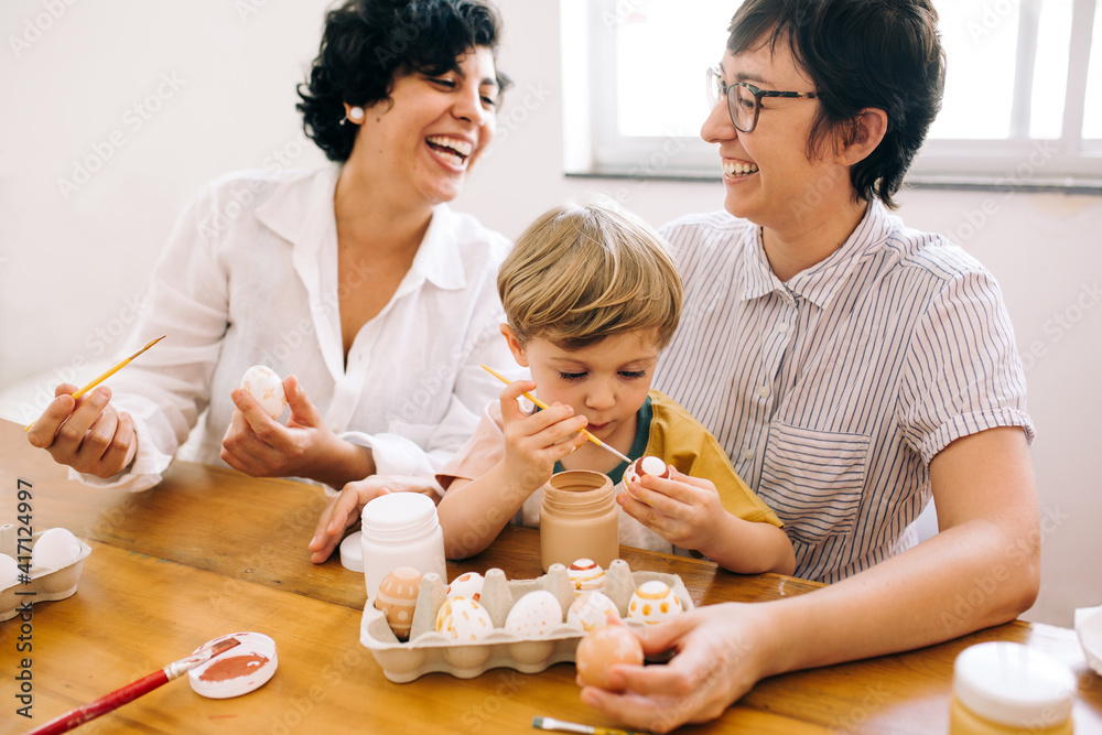 © (JLco) Julia Amaral - Family having fun while decorating Easter eggs © (JLco) Julia Amaral - Family having fun while decorating Easter eggs