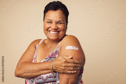 Fotografía Senior woman smiling after vaccination