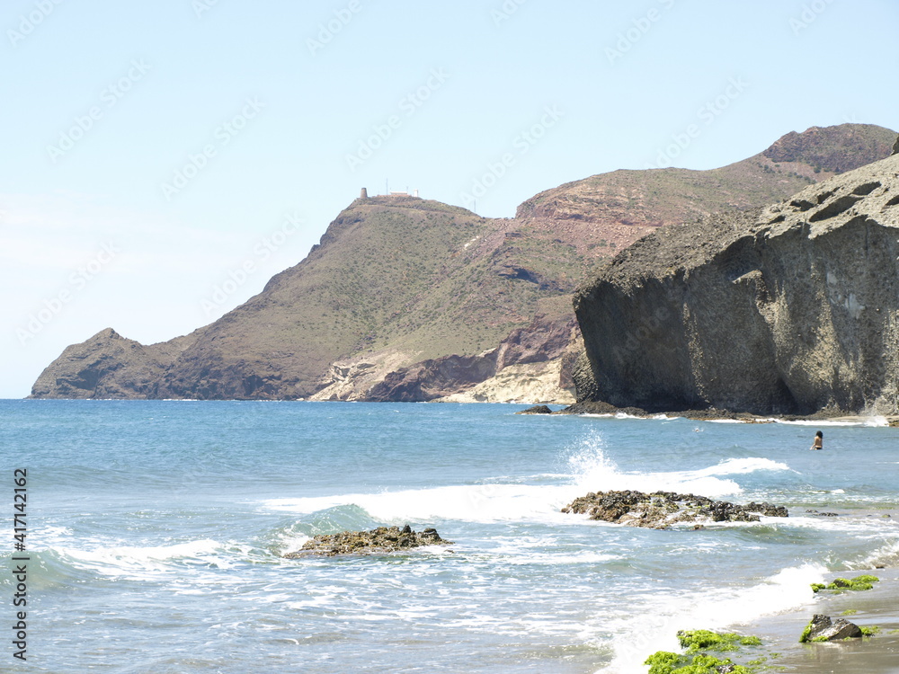 Formaciones rocosas de origen volcánico y acantilados junto a una playa de la costa del mediterráneo andaluz
