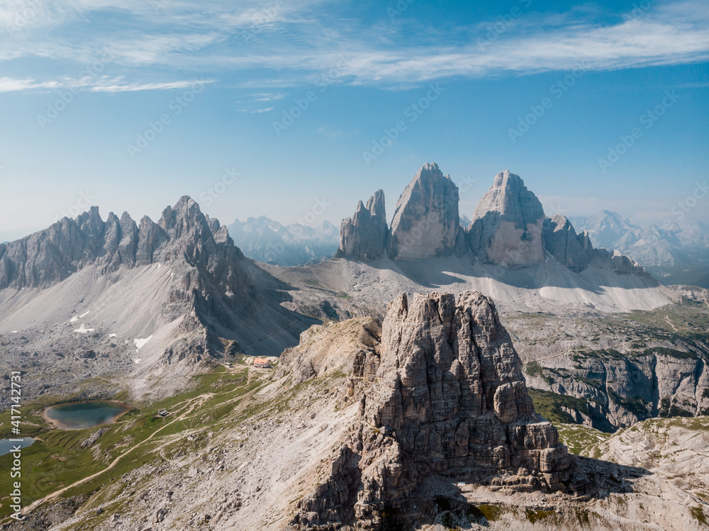 Obraz premium The Torre di Toblin (Toblinger Knoten) in front of the Tre Cime di Lavaredo (Drei Zinnen), South Tyrol, Italy
