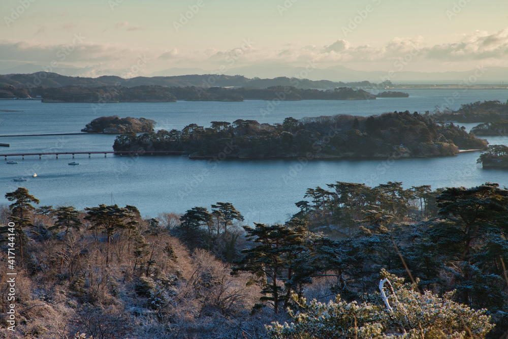 朝日が照らす冬の太平洋と雪景色の松島|宮城県