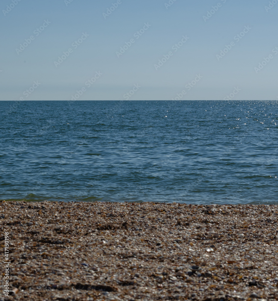 Obraz premium Minimalist photo of the sea with a perfect horizon that divides the photo into equal parts