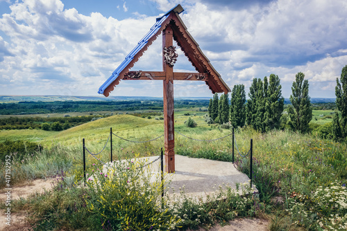 Fotografía Wooden cross on one of the hills of Suta de Movile - The Hundred Hills nature re