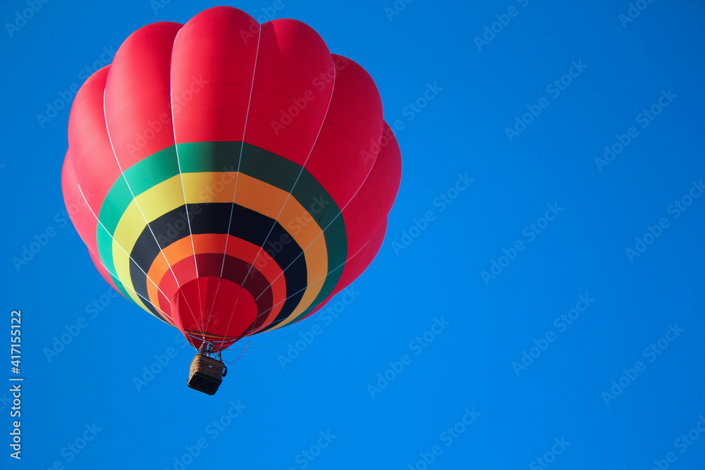 Fototapeta premium 青空を彩るカラフルな気球 | 秋田県横手市