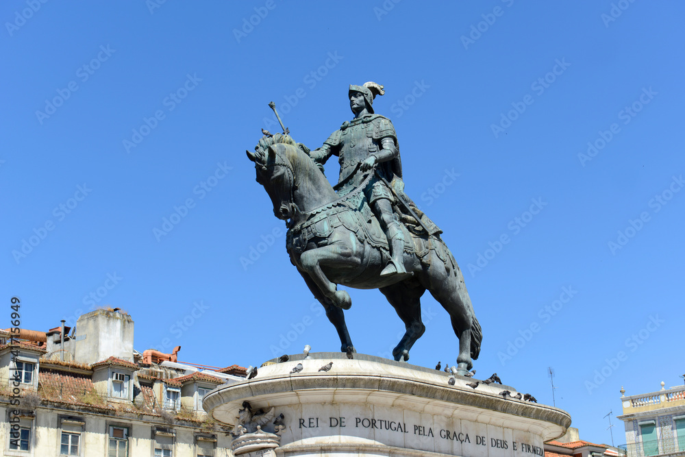 Obraz premium Statue of King Joao I (John I) at the center of Praca da Figueira (Square of the Fig Tree) in historic city center of Lisbon, Portugal.