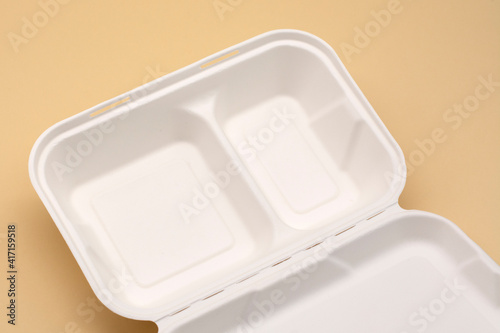 White plastic box for food, this can be used with a microwave oven.
