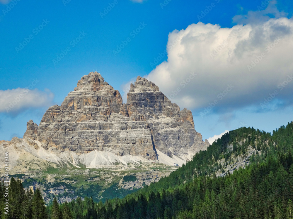 Blick vom Misurina See in Südtirol hoch auf das Bergmassiv das den 3 Zinnen vorgelagert ist Blick vom Misurina See in Südtirol hoch auf das Bergmassiv das den 3 Zinnen vorgelagert ist