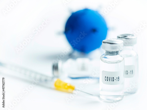 Vacuna contra el coronavirus, jeringa, inyeccion y medicamento contra el covid.