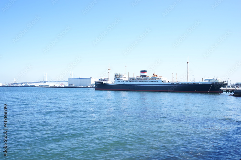 Hikawa Maru cargo-passenger liner, view from Yamashita Park in Yokohama, Japan - 日本 神奈川県 横浜 氷川丸 山下公園からの眺望