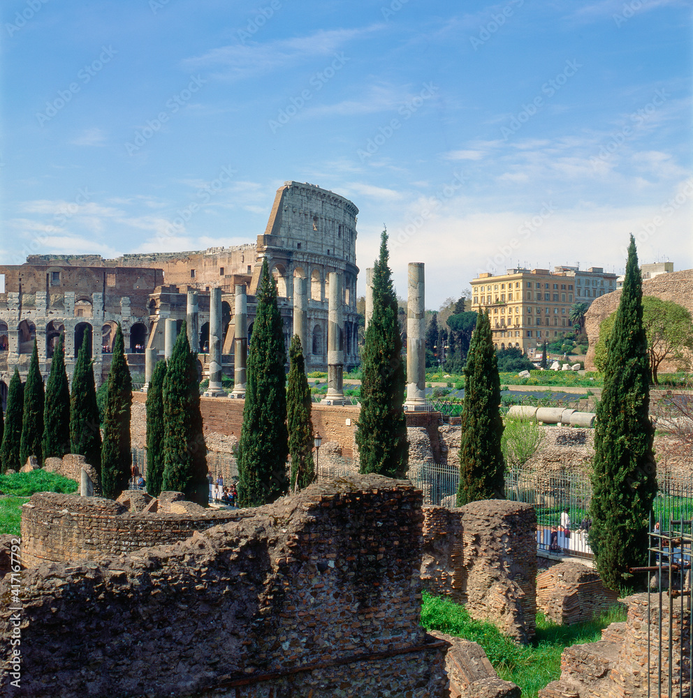 Roma. Veduta con rovine verdo il Colosseo