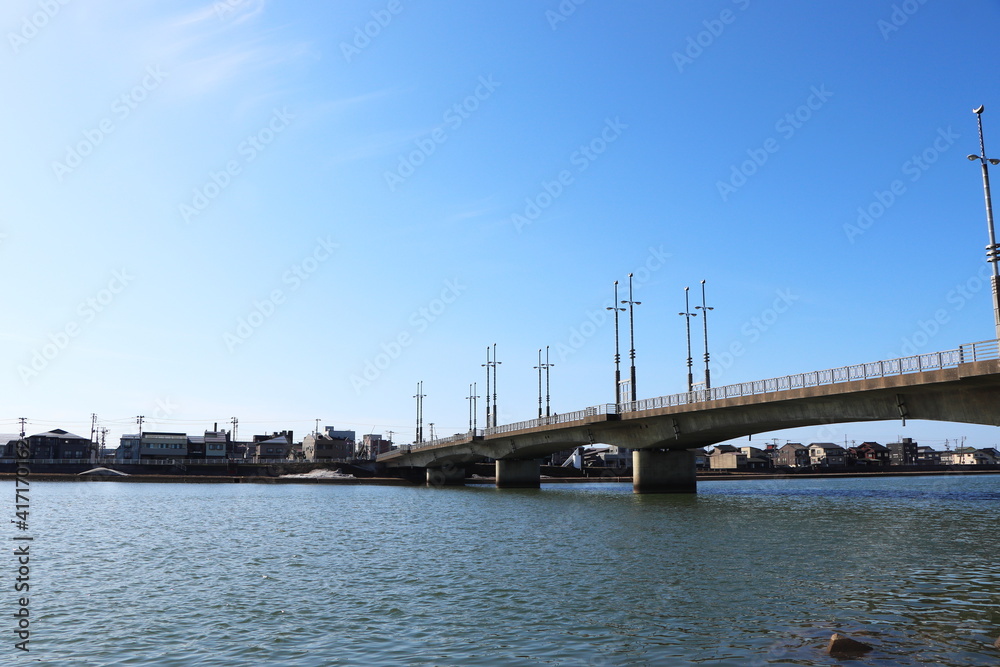 新潟県上越市の関川に架かる荒川橋と対岸の街並み