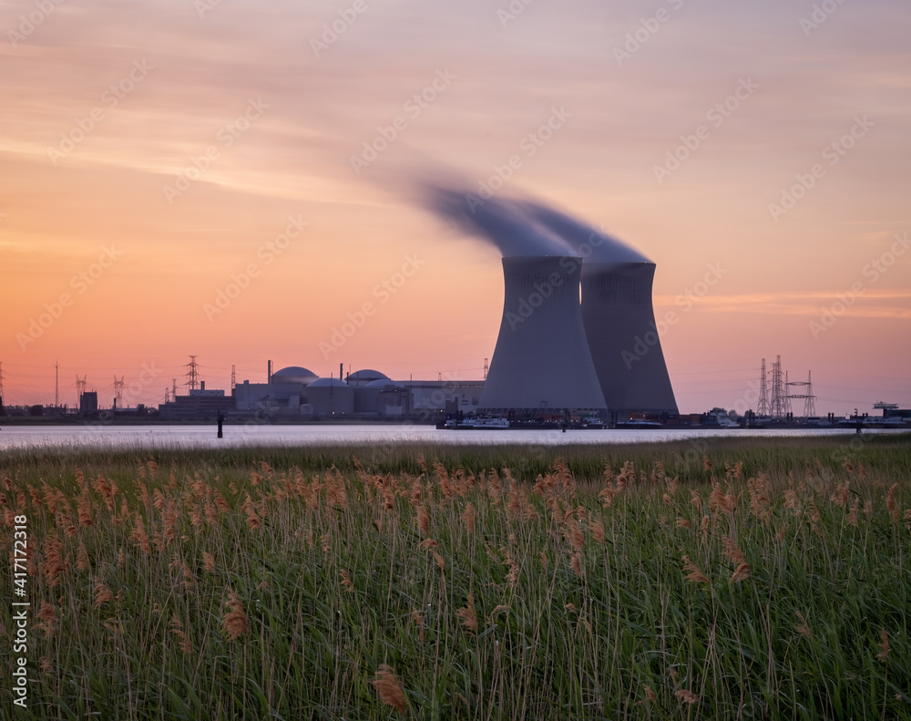 Φωτογραφία Sunset over the nuclear reactor of Doel in the Port of Antwerp, Belgium
