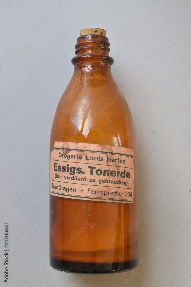 Historische Flasche aus einer Drogerie für essigsaure Tonerde Historische Flasche aus einer Drogerie für essigsaure Tonerde
