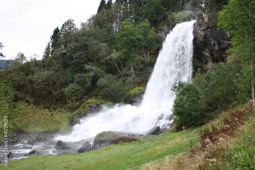 Fossatun  Noruega. Una preciosa cascada.