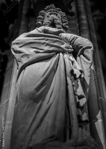 statue 