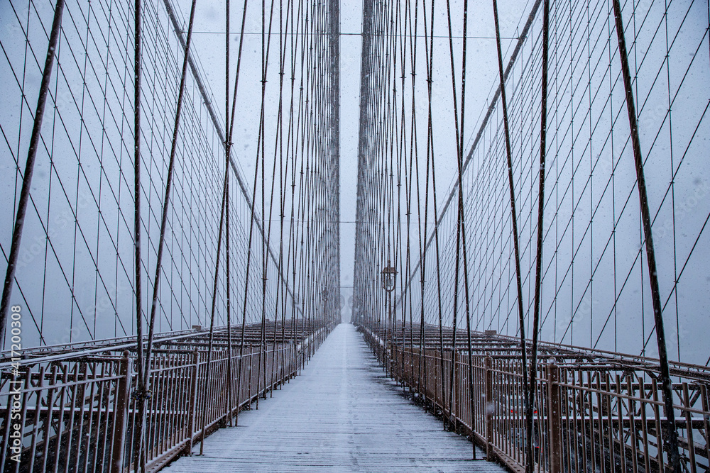 Obraz premium Brooklyn Bridge during Snow Storm