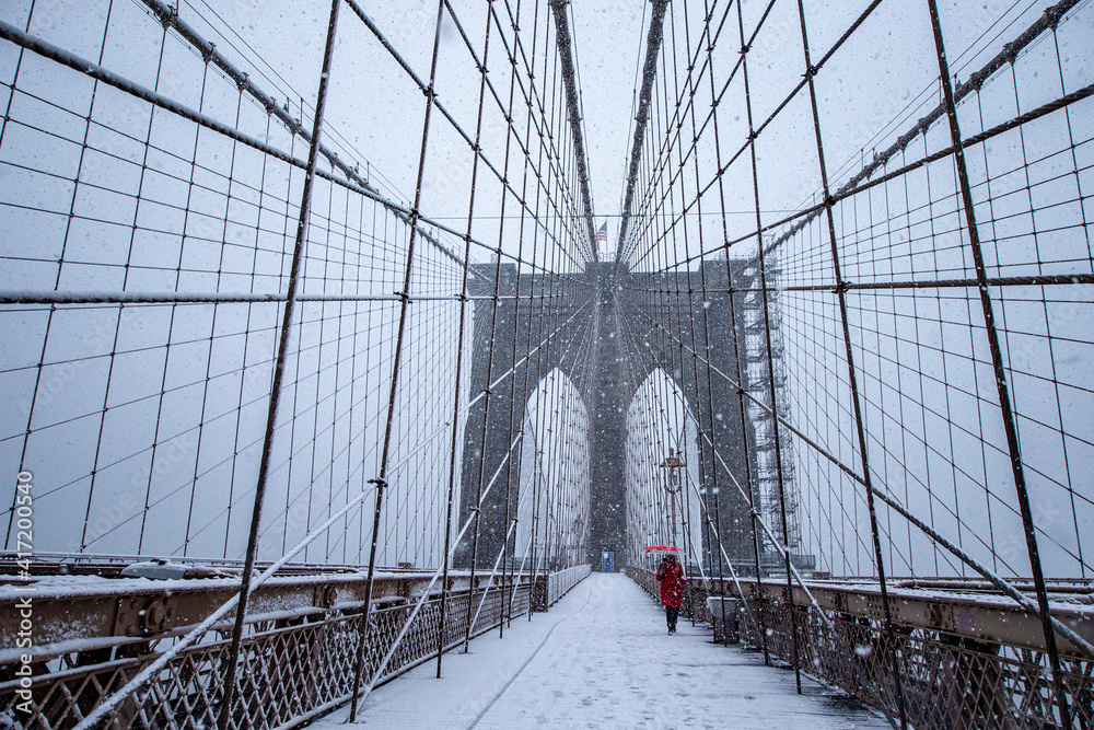 Fototapeta premium Brooklyn Bridge during Snow Storm
