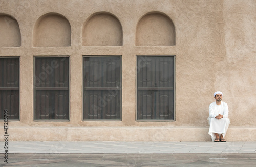 arab man in traditional clothing in old Dubai