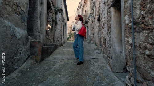 Giovane ragazza con jeans cammina per la città abbandonata