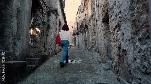 Giovane ragazza con jeans cammina per la città abbandonata © Polonio Video