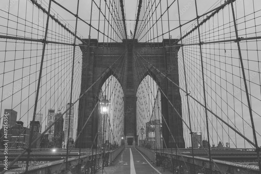 Obraz premium Brooklyn Bridge Early Morning Clouds B&W