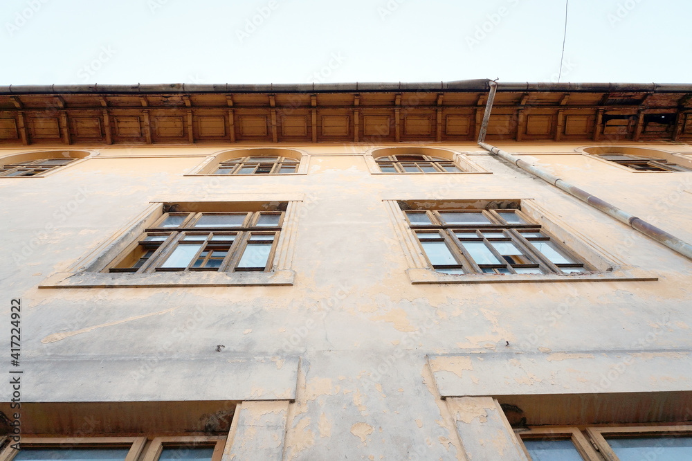 Obraz premium Old grunge brick wall background in Lipova, Arad, Romania