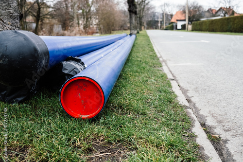 Wasserrohre liegen bereit zum Einbau in die Erde photo