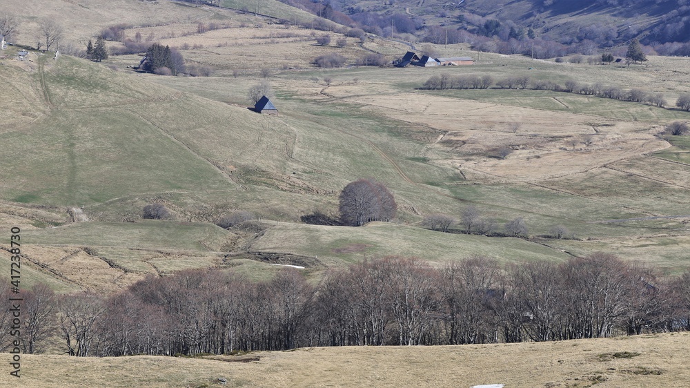 Fototapeta premium granges et buron dans le Sancy, Auvergne