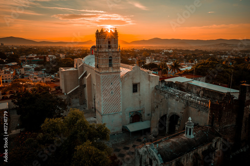 Amanecer naranja en la Catedral de Cuernavaca