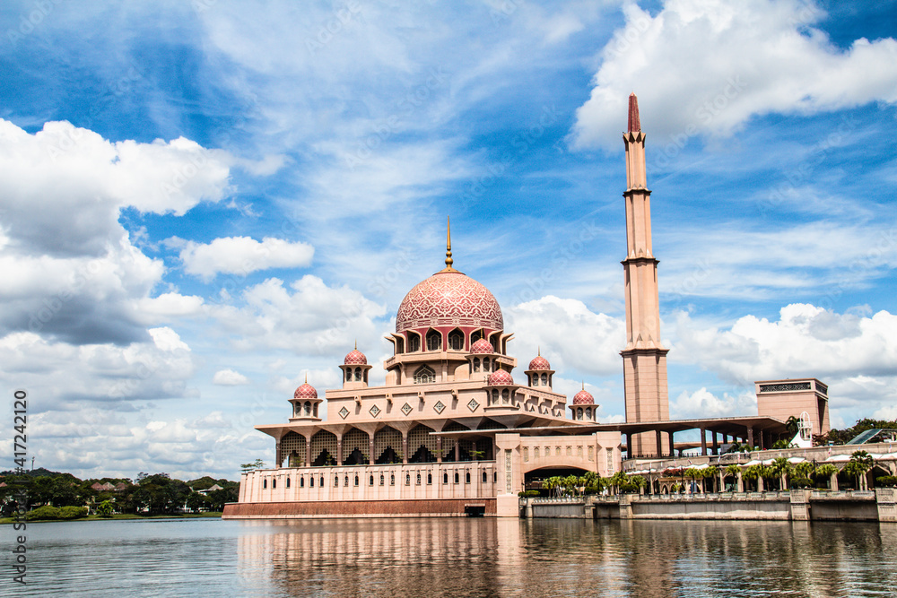 Fototapeta premium Masjid Putra in Putrajaya Malaysia