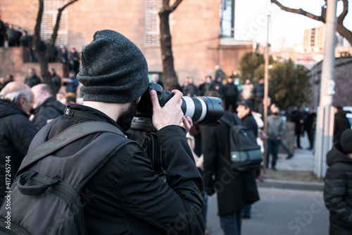 Photos photographer hand camera in the demonstration