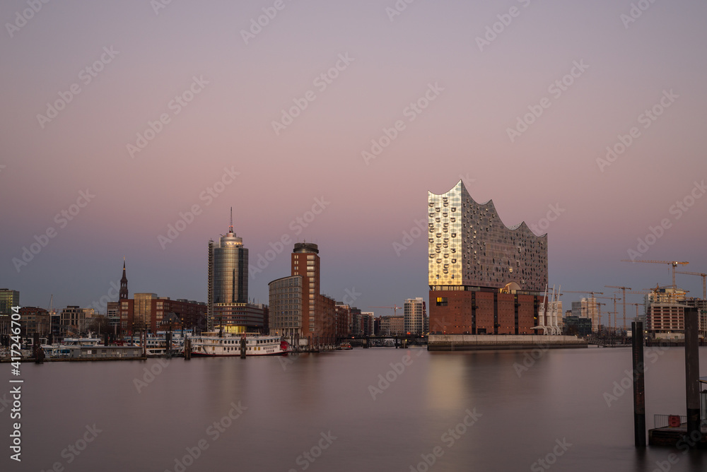 Fototapeta premium city skyline at sunset