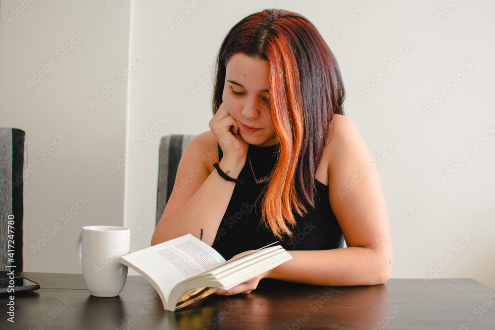 retrato de una mujer tomando café y leyendo un libro por la mañana retrato de una mujer tomando café y leyendo un libro por la mañana