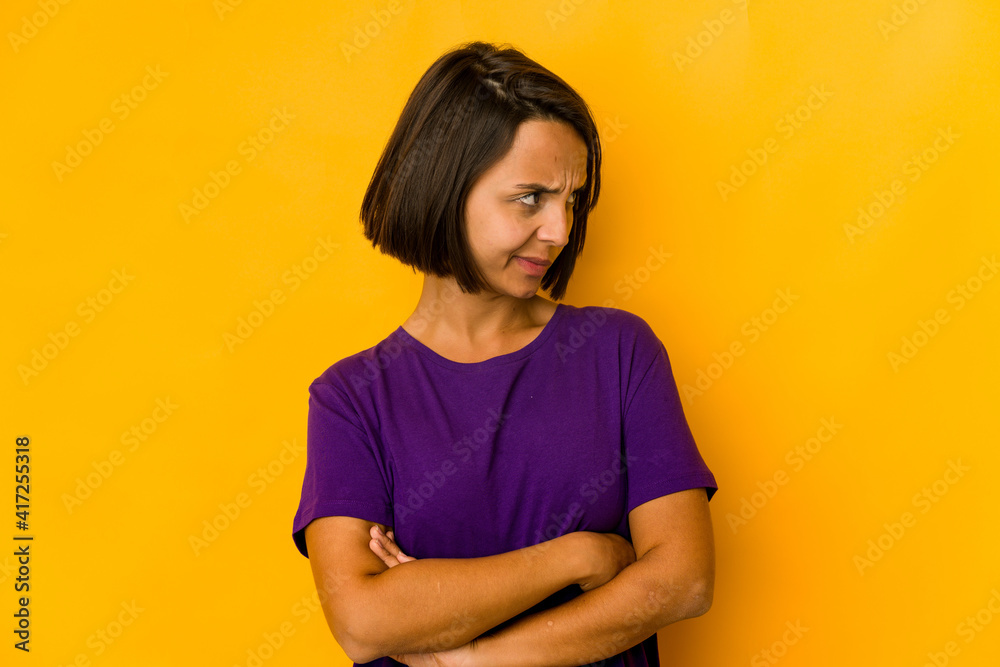 Obraz premium Young hispanic woman isolated on yellow dreaming of achieving goals and purposes
