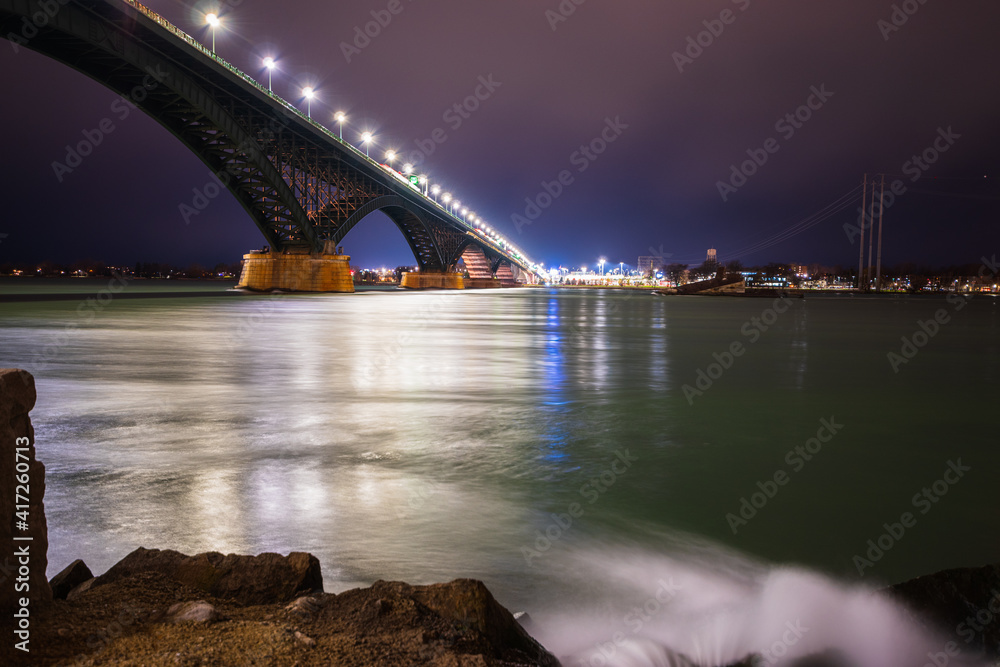 Fototapeta premium peace bridge at night