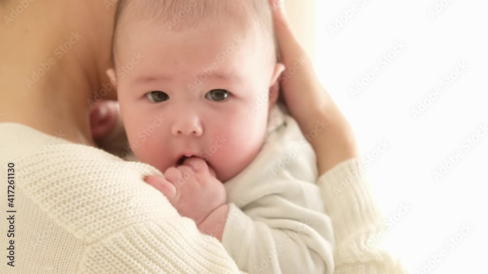 赤ちゃんを抱きしめるお母さん 赤ちゃんを抱きしめるお母さん
