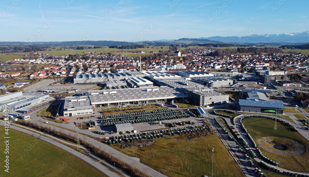 Luftaufnahme mit einer Drohne von einer Stadt in Bayern mit Wohnhäusern und Industriegebiet