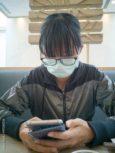 An Asian tourist girl, takes a mask every time she does in her daily life.