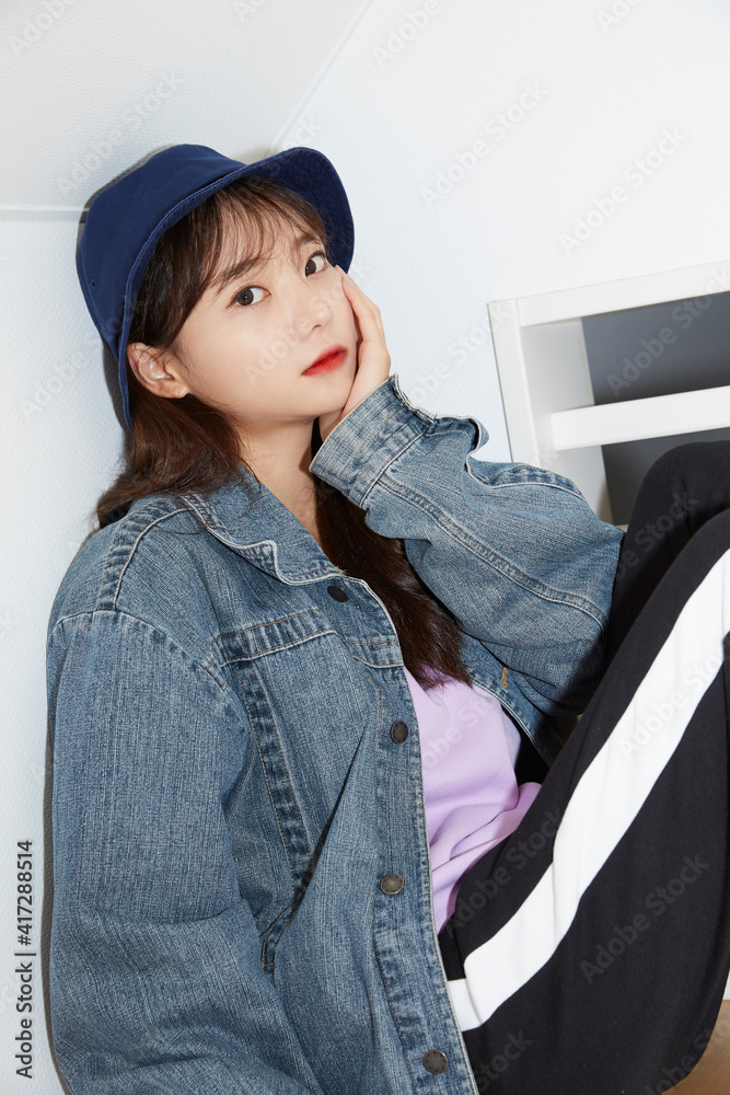若い女性のストリートファッションポートレート Stock Photo Adobe Stock