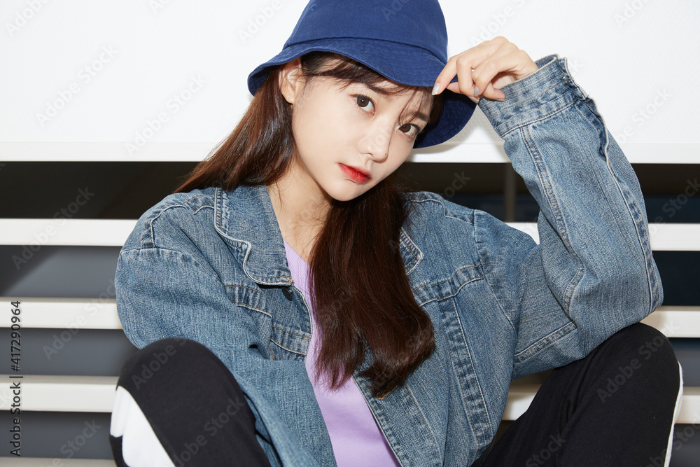 若い女性のストリートファッションポートレート Stock Photo Adobe Stock