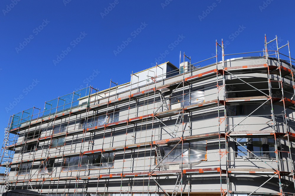 Neues Gebäude mit gerade fertigem Fassadenanstrich Neues Gebäude mit gerade fertigem Fassadenanstrich