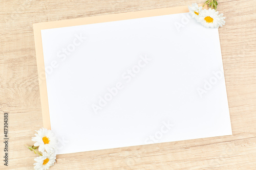 Empty white cards with daisies for invitations. Party concept, invitation.