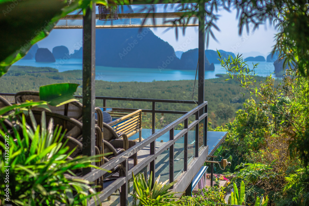 The natural background of the morning light rising in the middle of the sea and surrounded by mountains, cool breezes, the beauty of the ecology of the tourist attractions. The natural background of the morning light rising in the middle of the sea and surrounded by mountains, cool breezes, the beauty of the ecology of the tourist attractions.