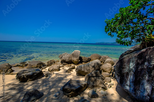 Wide-angle nature background, clear air, beautiful blue sea, and the blur of the sun and the passing wind, spontaneous beauty in the scenic spots. © bangprik