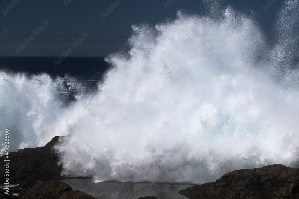 Obraz premium Gran Canaria, north coast, area around Punta Sardina cape, powerful foamy ocean waves breaking along the shore 