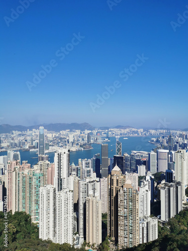 Foto Vertical shot of the beautiful view of coastline skyscrapers under the clear sky