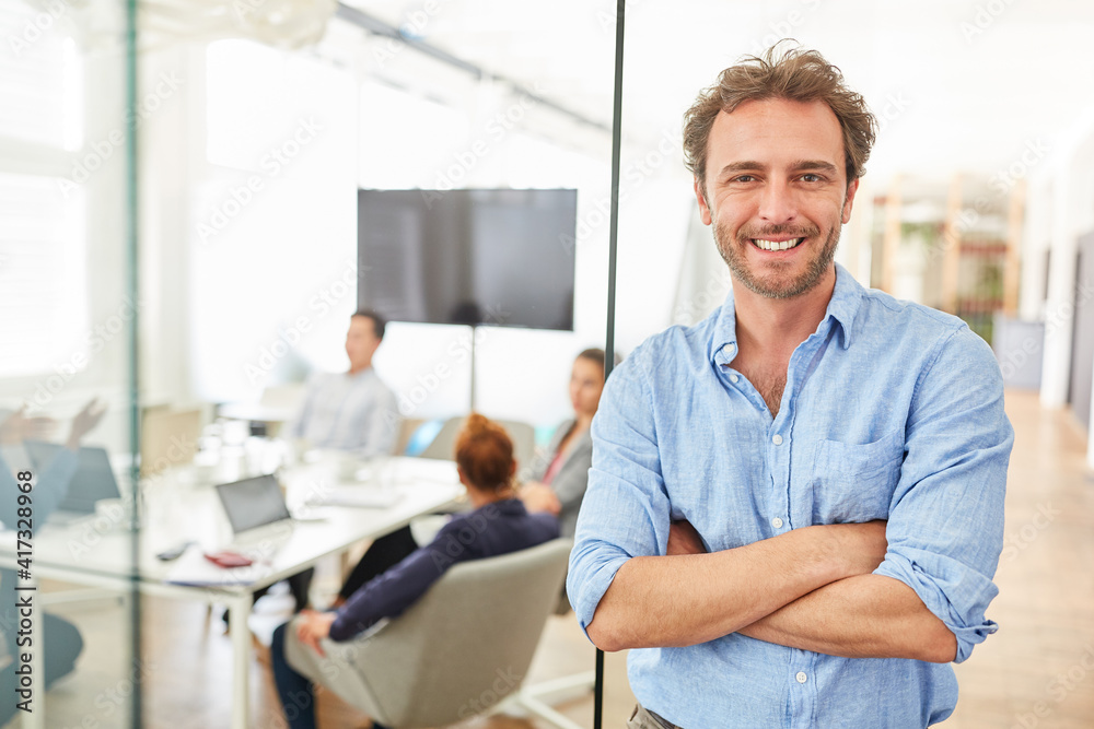 Obraz premium Junger erfolgreicher Business Mann