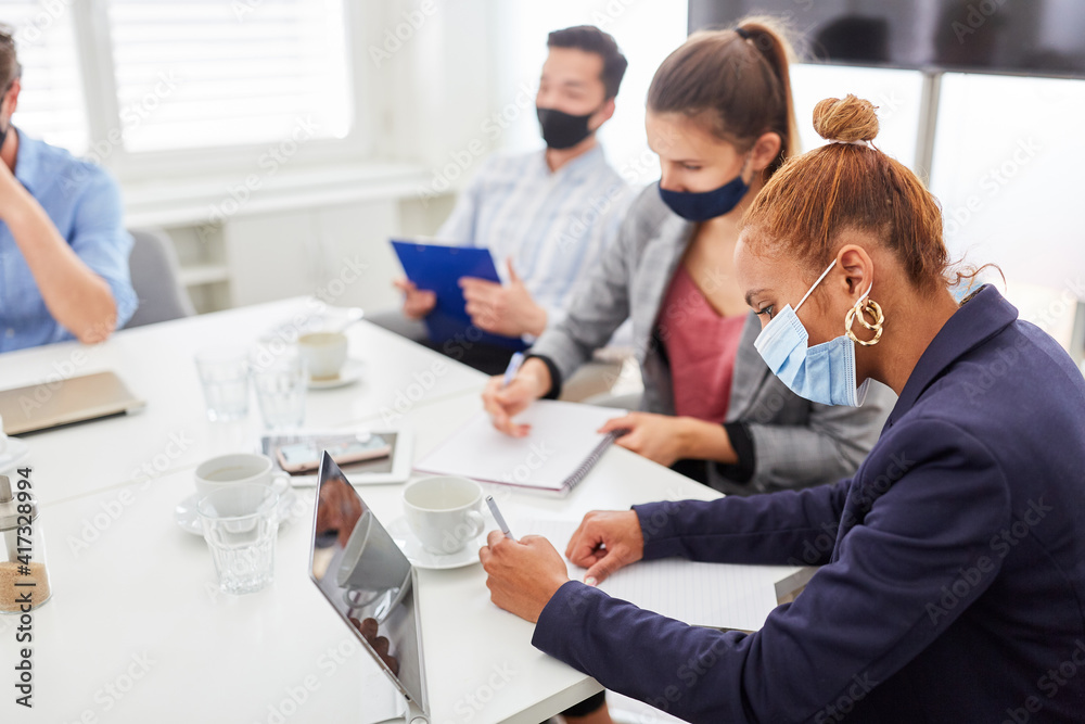 Junge Business Frau macht sich Notizen Junge Business Frau macht sich Notizen