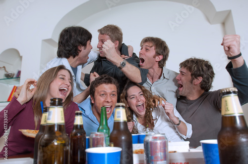 Un gruppo di amici esultano felici dopo un gol photo